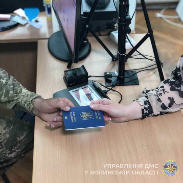 Міграційники Волині вручили українським воїнам нові закордонні паспорти