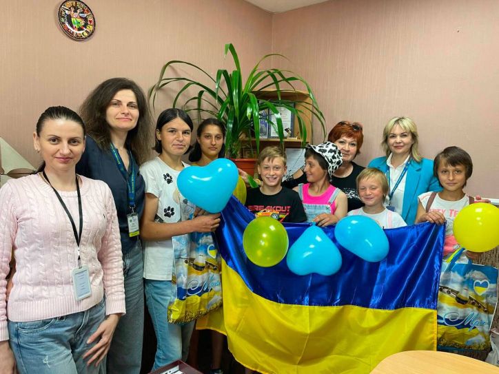 На Дніпропетровщині працівники Міграційної служби привітали дітей зі святом