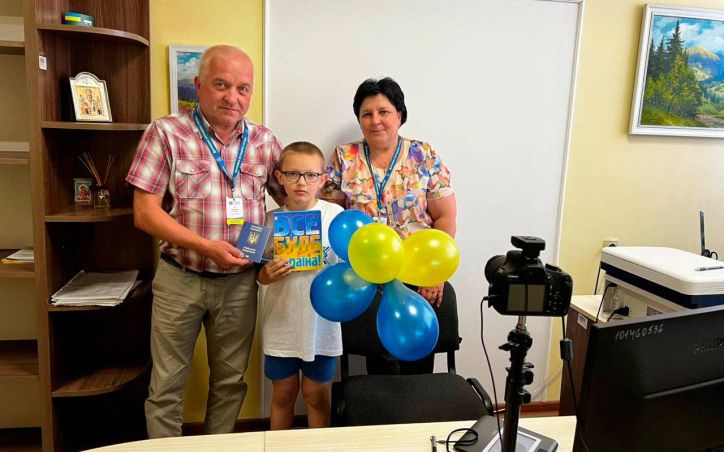У Міжнародний день захисту дітей працівники ДМС в Закарпатській області привітали маленьких відвідувачів