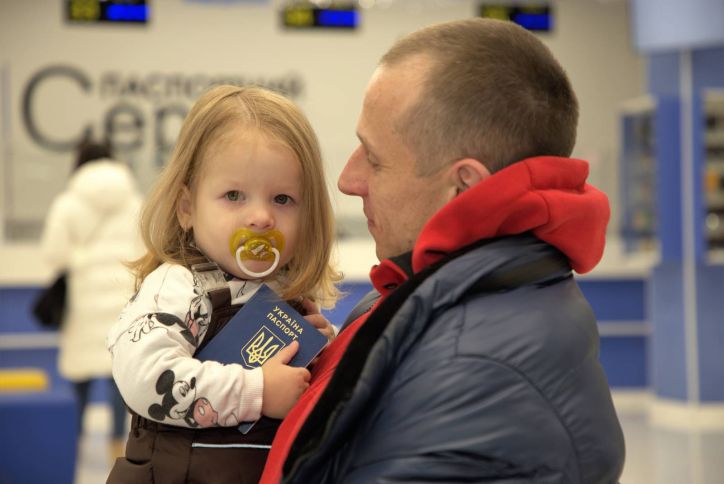 Як оформити дитині закордонний паспорт, якщо свідоцтво про народження іноземне: коротка інструкція