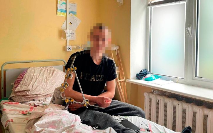У Києві пораненому захиснику оформили нову ID-картку прямо у лікарні