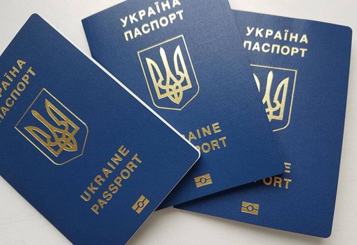 Багатодітна мама з Ужгородщини одночасно отримала 9 закордонних паспортів