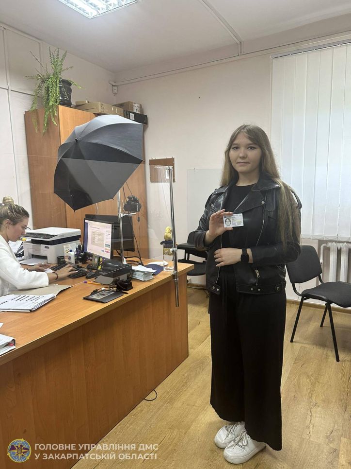 20-річна дівчина з тимчасово окупованих територій отримала свою першу ID-картки в Ужгороді