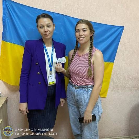 У Києві жінка отримала ID-картку після повернення в Україну за посвідченням