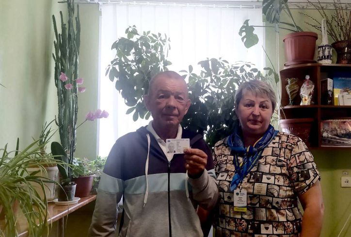 На деокупованій Харківщині 62-річний чоловік отримав свій перший паспорт громадянина України
