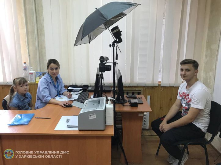 Літні канікули за кордоном: на Харківщині діти військового оформили паспортні документи