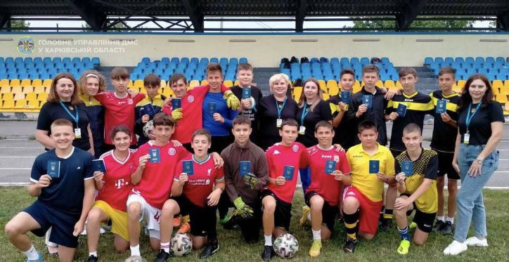На Харківщині гравці дитячої футбольної команди отримали нові закордонні паспорти