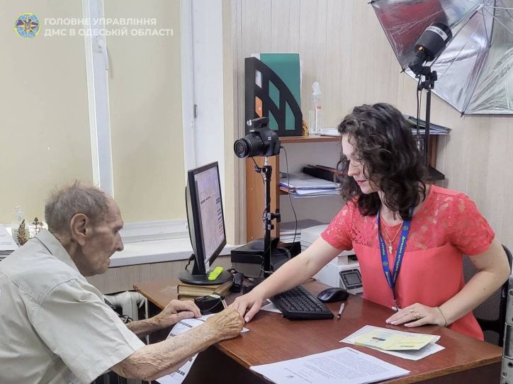На Одещині 94-річний чоловік оформив свій перший закордонний паспорт