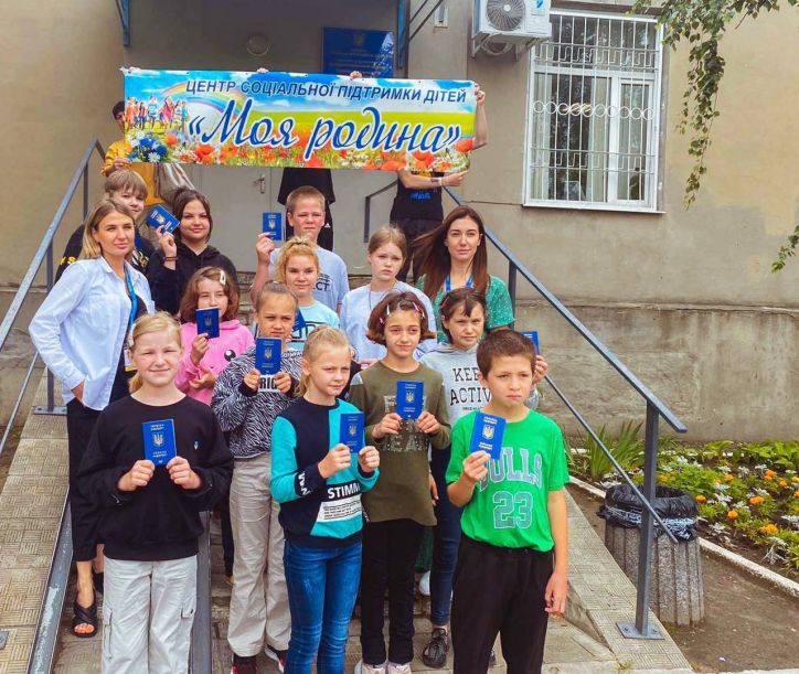 На Дніпропетровщині 17 дітей-сиріт оформили закордонні паспорти: їдуть на відпочинок до Іспанії