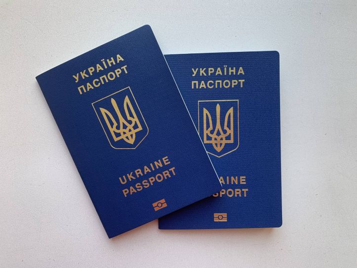 Працівники міграційної служби продовжують активно оформлювати документи українським військовим та їхнім сім'ям