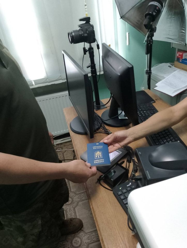 На Волині оформили закордонний паспорт українському воїну, який повернувся з ворожого полону