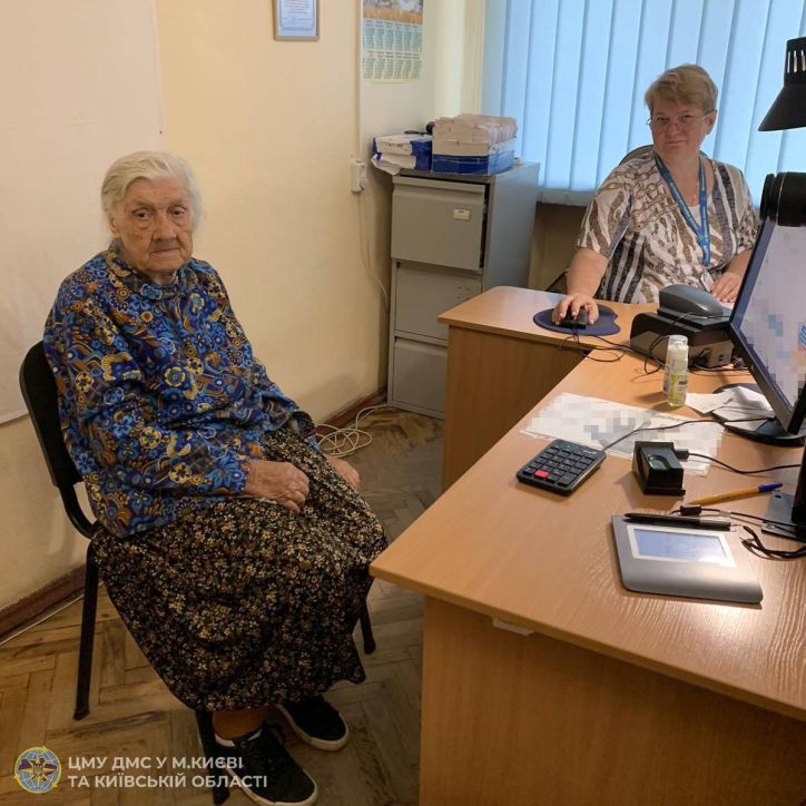 На Київщині 88-річна жінка оформила сучасну ID-картку