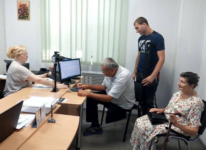 Міграційники Харківщини оформлюють закордонні паспорти людям з інвалідністю позачергово