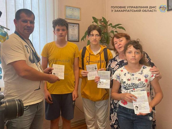 Діти-сироти з Луганщини отримали перші закордонні паспорти на Закарпатті