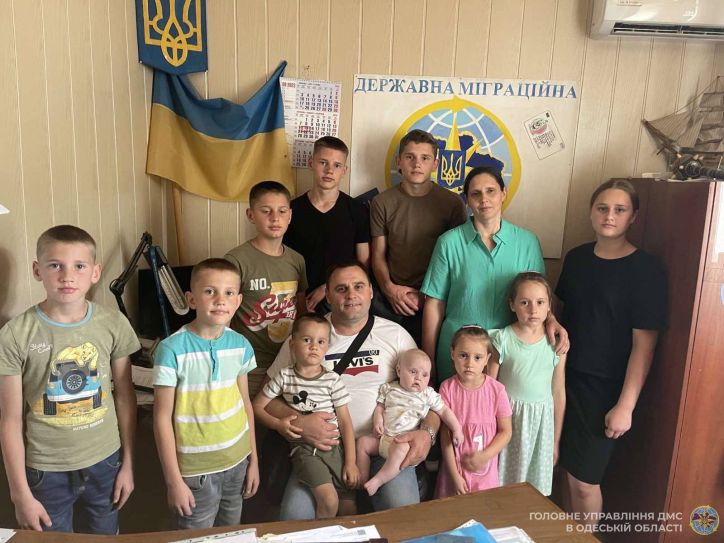 На Одещині сімʼя оформила одночасно 11 закордонних паспортів