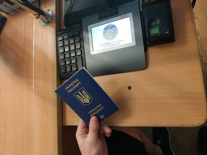 В Чернівцях оформили закордонний паспорт військовослужбовцю, якому необхідне лікування за кордоном
