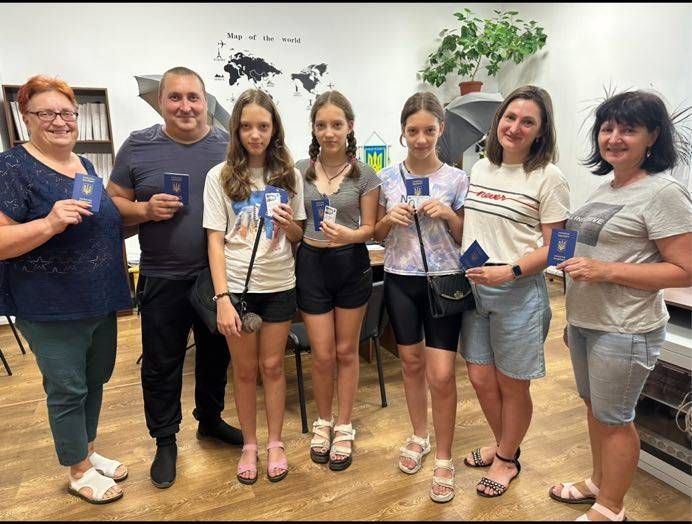 На Дніпропетровщині одразу три покоління родини отримали закордонні паспорти