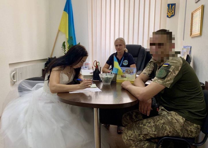 Харківські міграційники рятують весілля: вклеїли фото в паспорт молодят