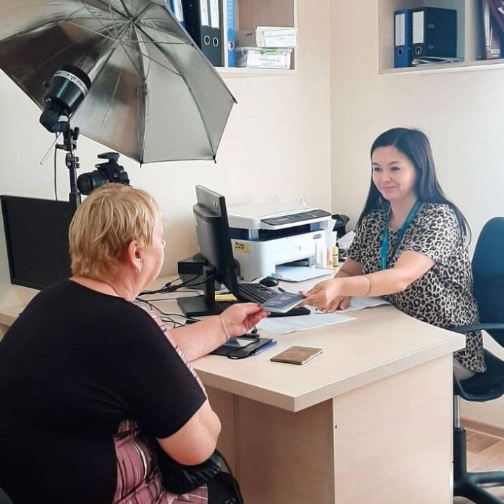 У День українського прапора жінка з Луганщини отримала новий паспорт на Закарпатті