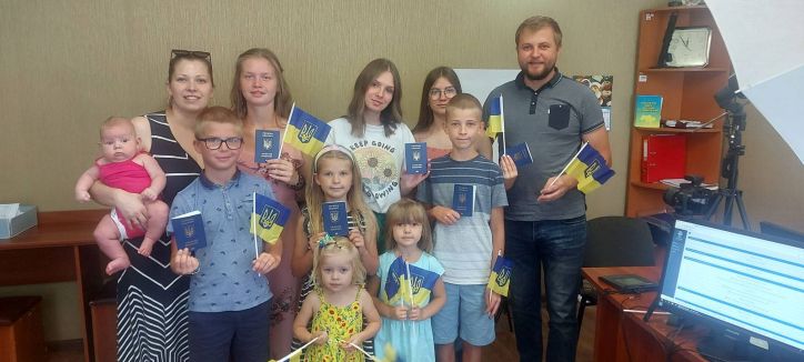 Запросили за кордон: на Полтавщині оформили відразу 6 закордонних паспортів для багатодітної родини