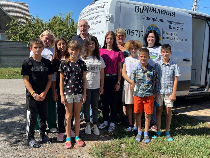 Мобільна бригада Міграційної служби Харківської області оформила закордонні паспорти 10 дітям з дитячого будинку сімейного типу