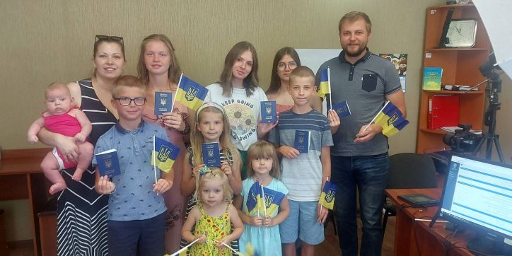 Запросили за кордон: на Полтавщині оформили відразу 6 закордонних паспортів для багатодітної родини