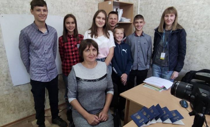 На Харківщині міграційники оформили закордонні паспорти багатодітній родині
