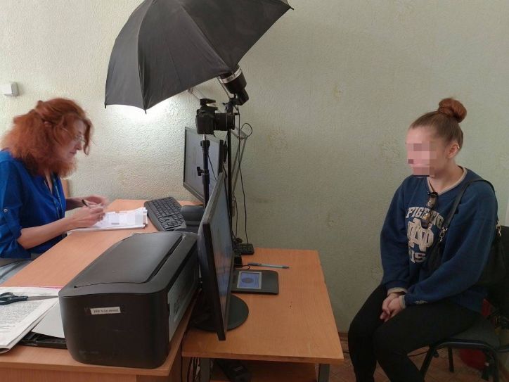 На Дніпропетровщині оформили перші ID-картки 25-річному чоловіку та 22-річній дівчині