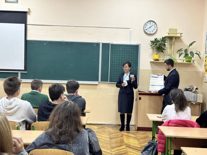 Про важливість вчасного оформлення першої ID-картки розповіли напередодні міграційники учням Ужгородського ліцею №3.