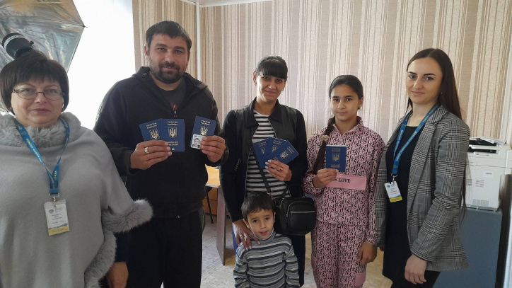 На Полтавщині міграційники оформлюють багатодітним родинам закордонні паспорти
