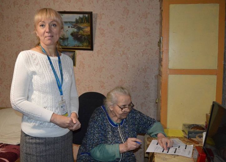 У Кропивницькому міграційники вручили закордонний паспорт вдома