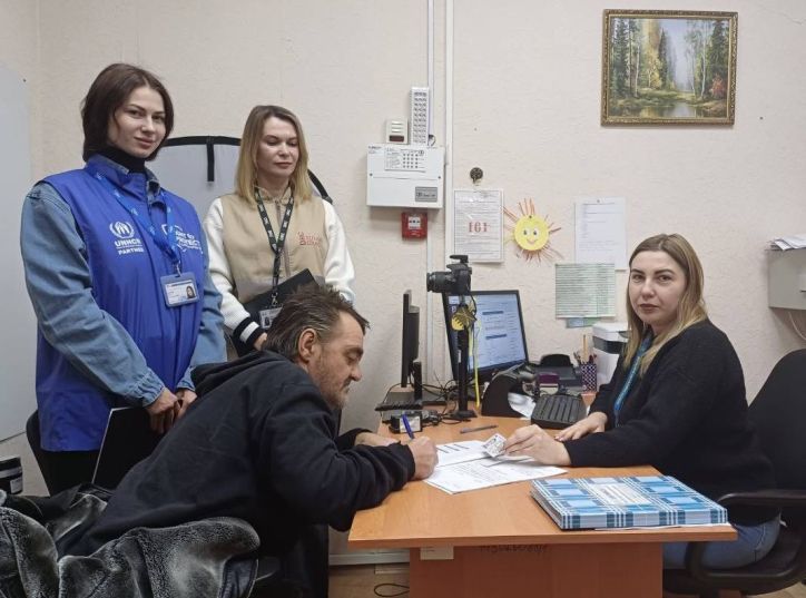 На Харківщині оформили паспорт чоловіку з інвалідністю, який пережив окупацію