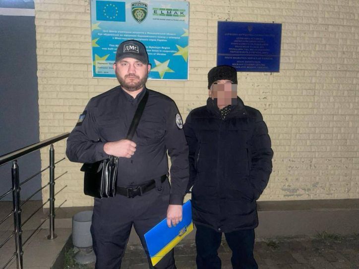 У Дніпрі затримали чоловіка, який має паспорт громадянина України з ознаками підробки.
