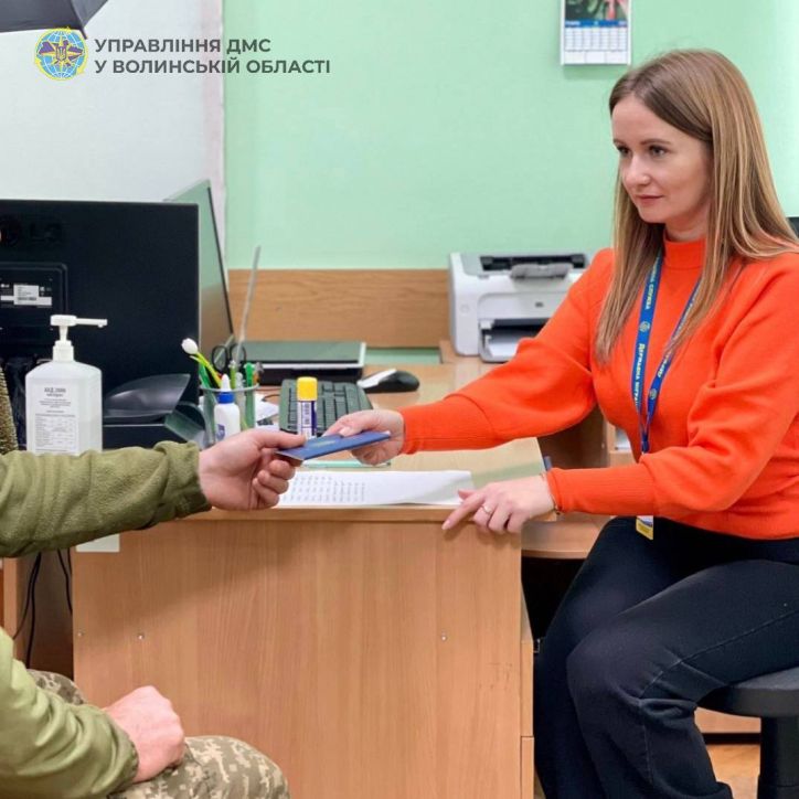 На Волині оформили закордонний паспорт воїну, який вже 9 років боронить Україну від ворога