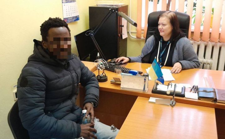 На Дніпропетровщині міграційники спільно з поліцейськими виявили громадянина Камеруну, який з 2021 року незаконно перебуває в Україні