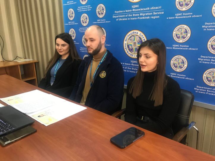 У міграційній службі Івано-Франківщини встановлюють особу у режимі відеоконференцзв’язку