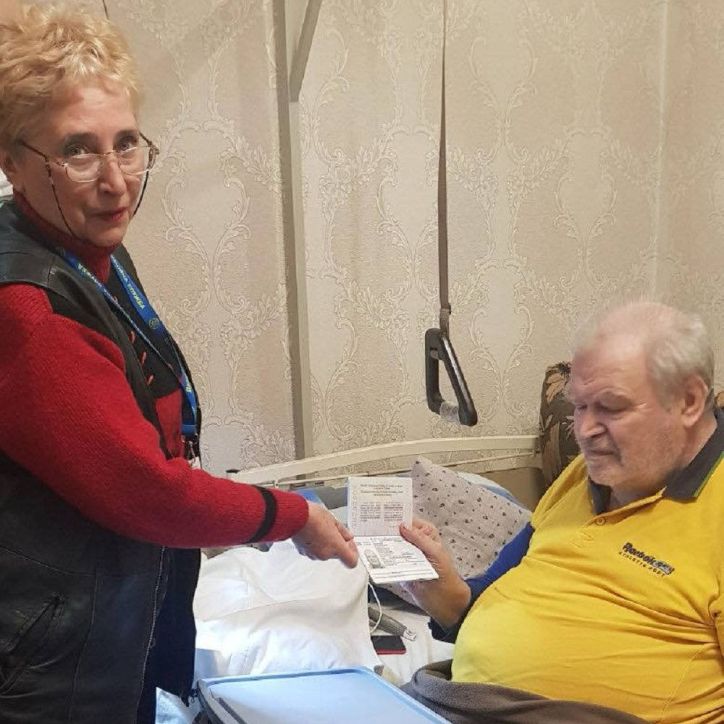 У Кропивницькому міграційники вручили паспорт чоловіку з інвалідністю вдома