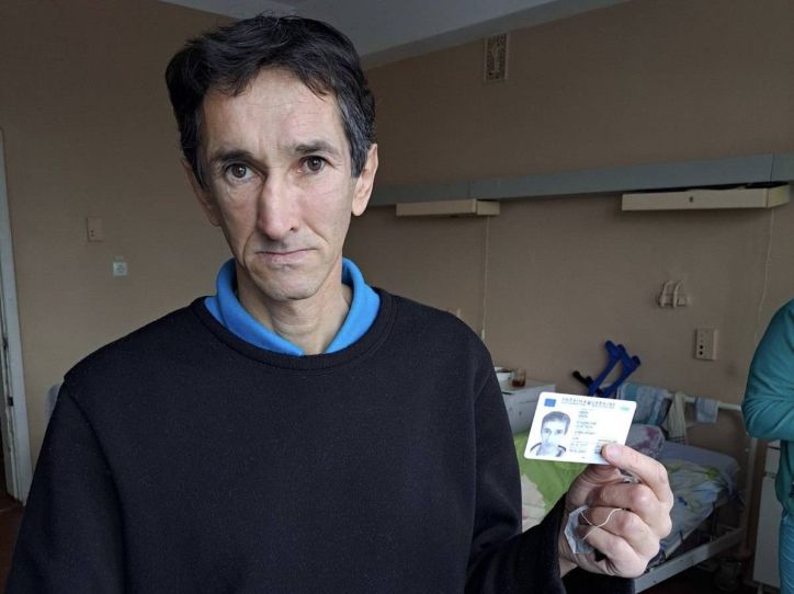 У Кривому Розі міграційники вручити ID-картку чоловіку у лікарні