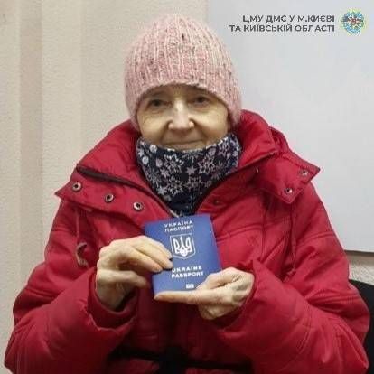 У Києві оформили паспорти 80-річній жінці