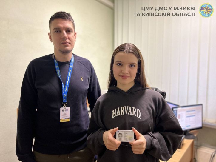Оформіть перший паспорт вчасно! У Києві міграційники вручили ID-картку 14-річній дівчині
