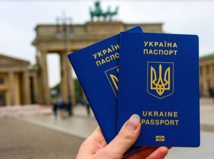 Минулого року буковинські міграційники переслали за кордон 164 паспортних документа