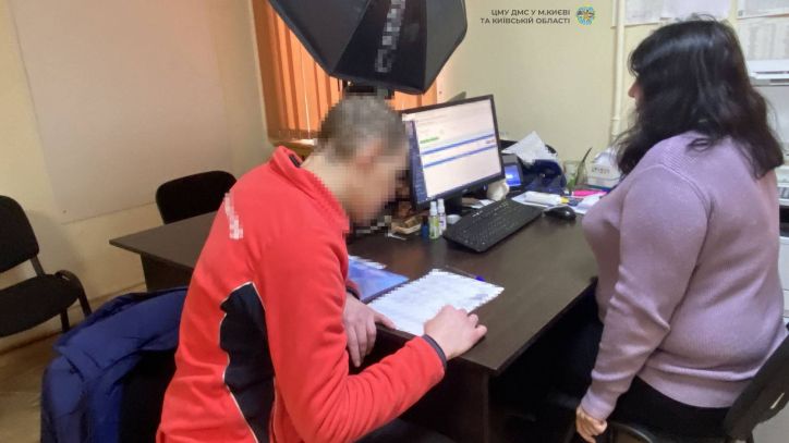 Реабілітація не чекає: у Києві оперативно відновили паспорт бійцю ЗСУ