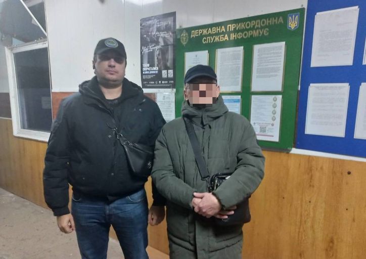 Дніпровські міграційники разом з поліцейськими примусово видворили з України громадянина рф