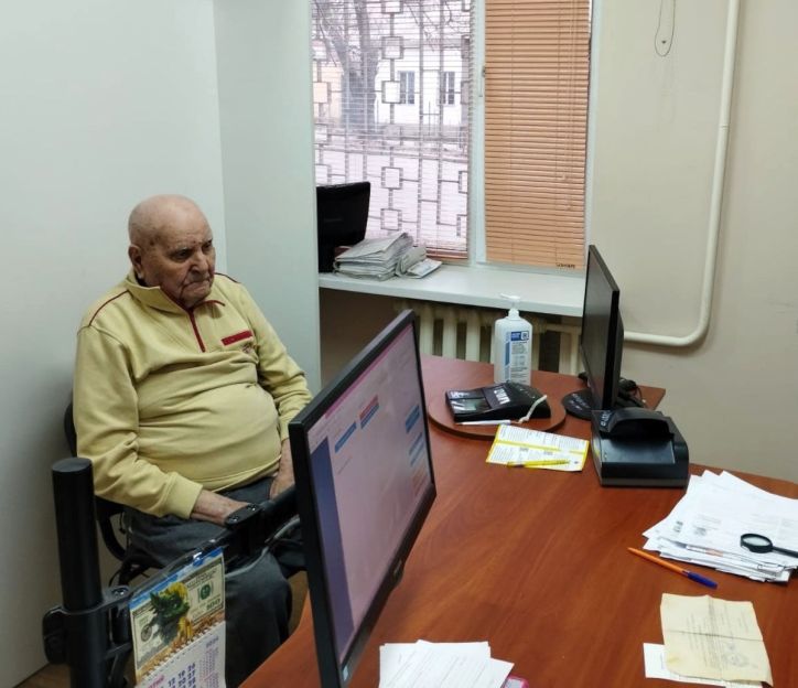 У Миколаєві 104-річному чоловіку оформили перший у житті закордонний паспорт