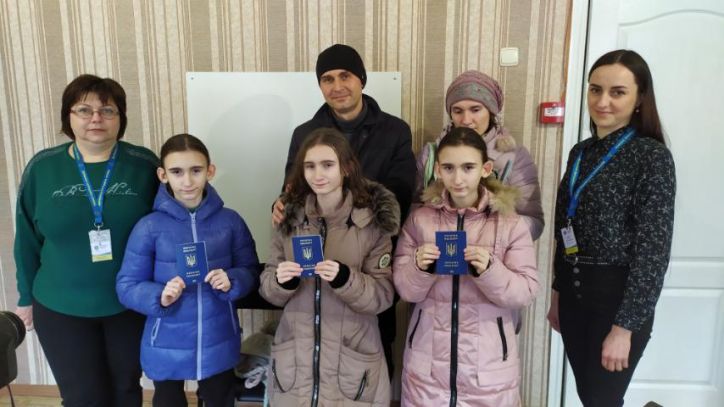 Трійня дівчат з Полтавщини отримали новенькі закордонні паспорти
