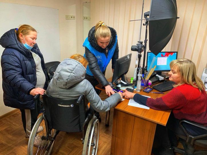 Дівчинка з прифронтового Куп'янська, травмована під час ворожого обстрілу, отримала першу ID-карту