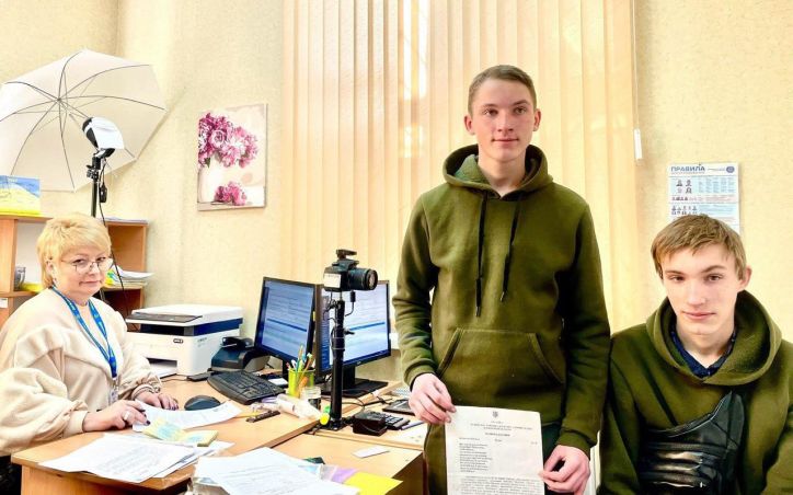 В Валках брати-близнюки отримали перші паспорти громадянина України 