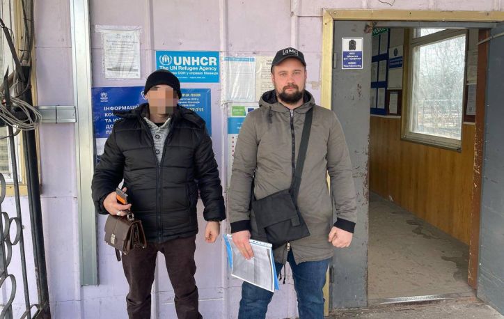 Міграційники Дніпропетровщини примусово видворили з України двох громадян