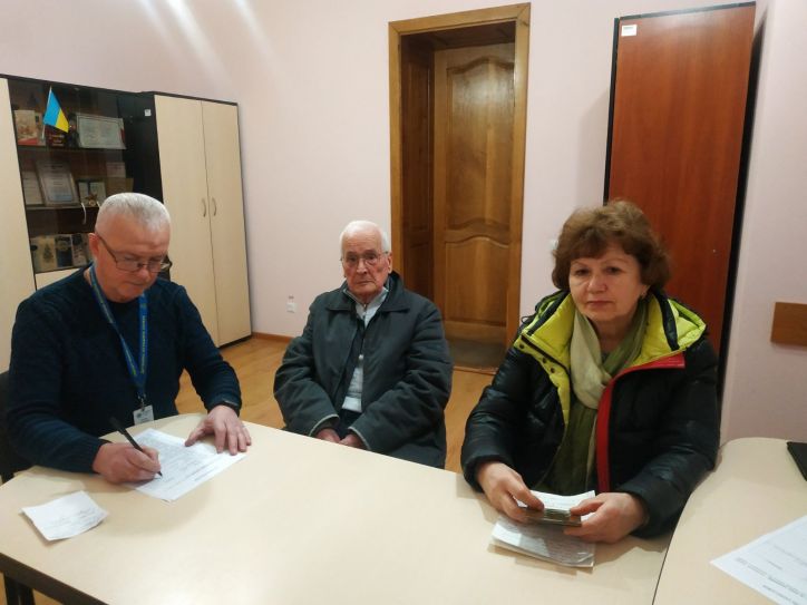 У міграційній службі Львівщини італієць отримав дозвіл на імміграцію за новою процедурою