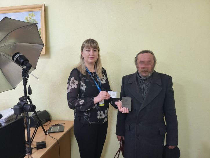 Волинянин, який 50 років жив із радянським паспортом, отримав біометричний документ